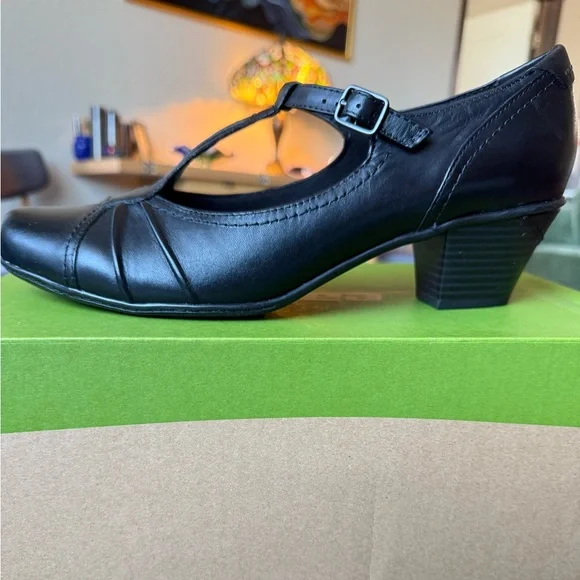 Earth Women's Black Leather Cutout Pumps. - Picture 3 of 6